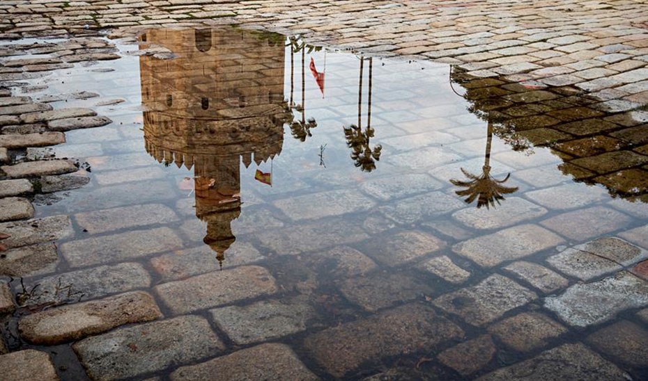 Reflejo de la Torre del Oro en un charco (Agencia EFE).